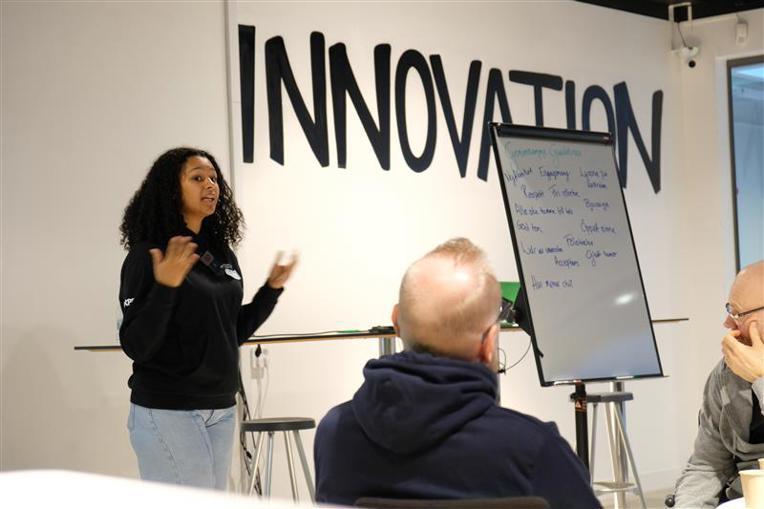 En av Korpens föreningsutvecklare håller i ett föredrag för korpföreningar.