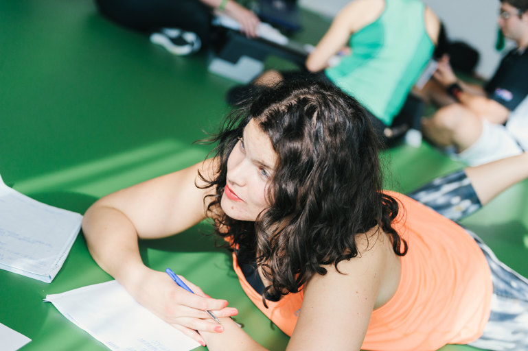 En kvinna skriver på ett papper.