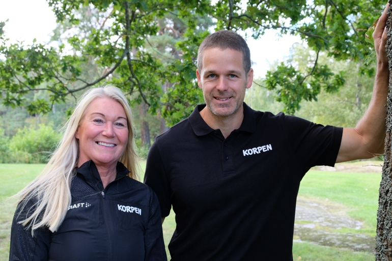 Eva Bjernudd, generalsekreterare, och  Erik Söderberg, förbundsordförande står under ett träd och ler mot kameran.