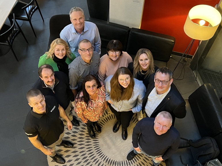 Korpens styrelse är samlad och blicker in i kameran.