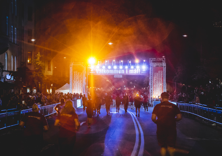 Människor springer mot målgången i Midnattsloppet.