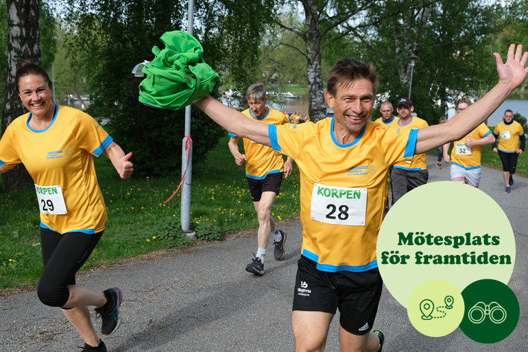 Människor med Korpens landslagströjor springer ett lopp.